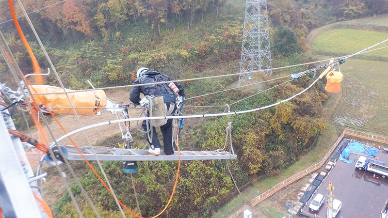 電線仮張り作業中